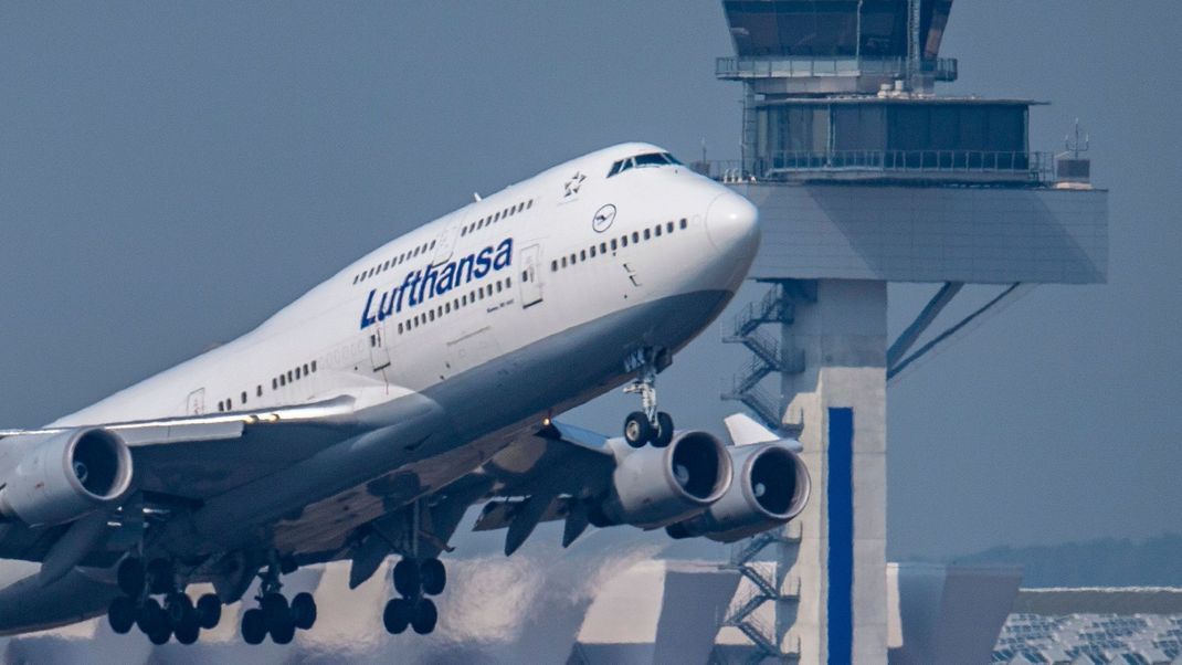 Eine Passagiermaschine vom Typ Boeing 747 der Lufthansa startet vor dem Tower des Flughafens Frankfurt (Symbol).