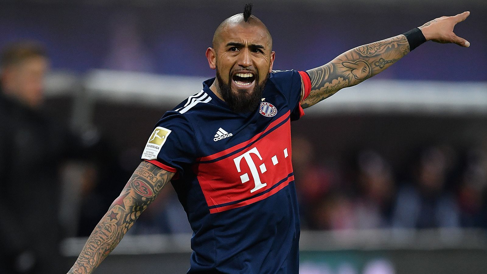 
                <strong>Arturo Vidal</strong><br>
                Über einen Abgang des Chilenen wird schon seit mehr als einem Jahr spekuliert. Und Vidal bemüht sich auch nicht unbedingt, diese Gerüchte zu ersticken. Speziell ein Wiedersehen mit Antonio Conte, unter dem er bei Juventus Turin spielte und der beim FC Chelsea allerdings vor dem Aus stehen könnte, würde ihm wohl gefallen. Da sein Vertrag 2019 ausläuft, könnten die Bayern nur noch in diesem Jahr Geld mit dem "Krieger" machen. Ein Abgang würde die Münchner nicht allzu schwer treffen, da Vidal in München kaum einmal über längere Zeit unumstritten war. In den entscheidenden Saisonwochen fehlte er wegen einer Knieverletzung.
              