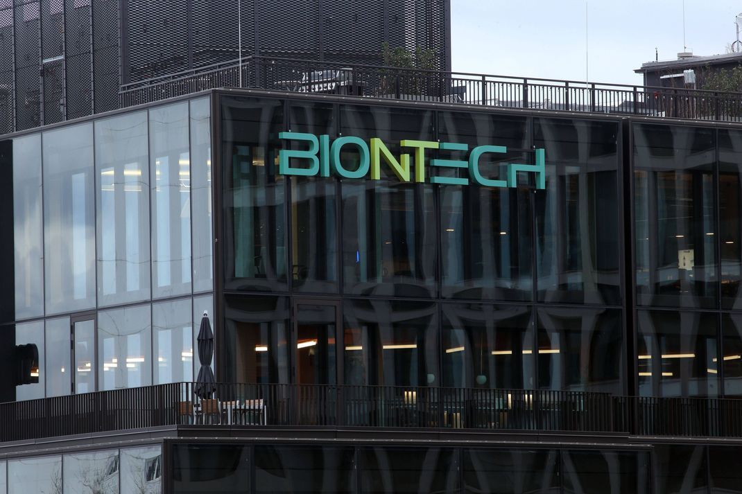 Biontech Firmenschild in Berlin.