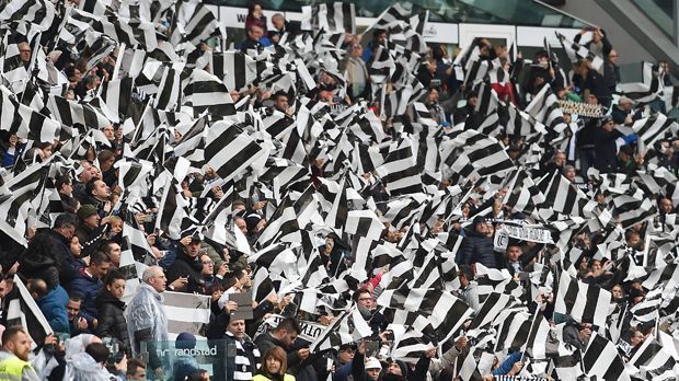 
                <strong>Juventus Turin</strong><br>
                Günstigste Dauerkarte: 457 EuroTeuerste Dauerkarte: 1656 EuroGünstigste Tageskarte: 25 EuroTeuerste Tageskarte: 151 Euro
              