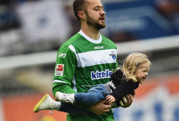 
                <strong>Lukas Kruse (SC Paderborn)</strong><br>
                Zwar steigt der SC Paderborn nach einem Jahr Bundesliga wieder in die 2. Liga ab, doch ein Dauerbrenner der Westfalen verewigt sich in der Historie. Torwart Lukas Kruse nahm alle Bundesliga-Minuten mit, die möglich waren.
              