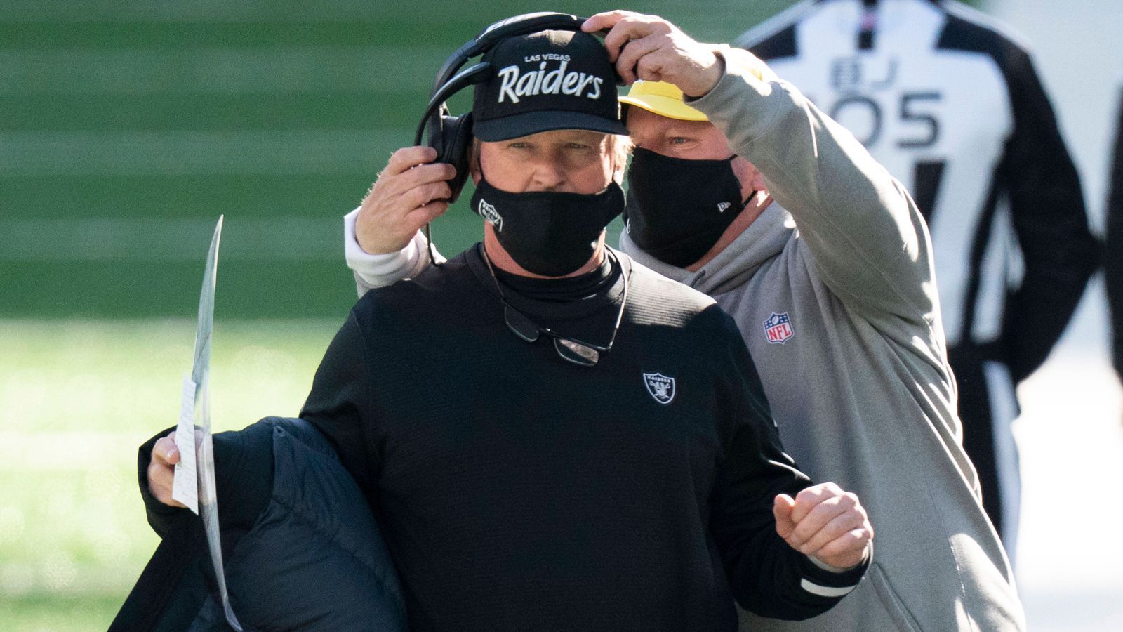 
                <strong>Las Vegas Raiders - Wann offenbart sich der Plan von Jon Gruden? </strong><br>
                Im Jahr 2018 unterschrieb Jon Gruden einen dicken 100-Millionen-Deal über zehn Jahre bei den Oakland/Las Vegas Raiders. Der Super-Bowl-Sieger von 2002 sollte die Franchise nach seinen Vorstellungen umkrempeln und die Raiders endlich wieder zum Erfolg führen. Davon ist noch nicht viel zu sehen. Die Franchise schaffte es unter Gruden noch nicht in die Playoffs, verbesserte aber immerhin die Bilanz von 4-12 (2018) auf 8-8 (2020). Die ersten Anzeichen eines langfristigen Gruden-Plans oder dümpeln die Raiders weiterhin im Nichts der NFL rum? 
              