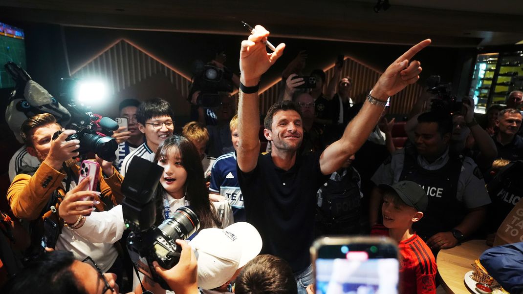Der neue Spieler der Vancouver Whitecaps, Thomas Müller, verbringt Zeit mit den Fans bei seiner Ankunft aus Deutschland am Vancouver International Airport.