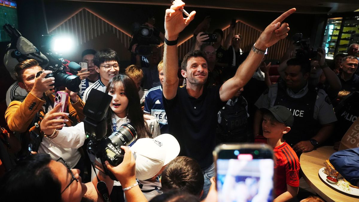 Der neue Spieler der Vancouver Whitecaps, Thomas Müller, verbringt Zeit mit den Fans bei seiner Ankunft aus Deutschland am Vancouver International Airport.