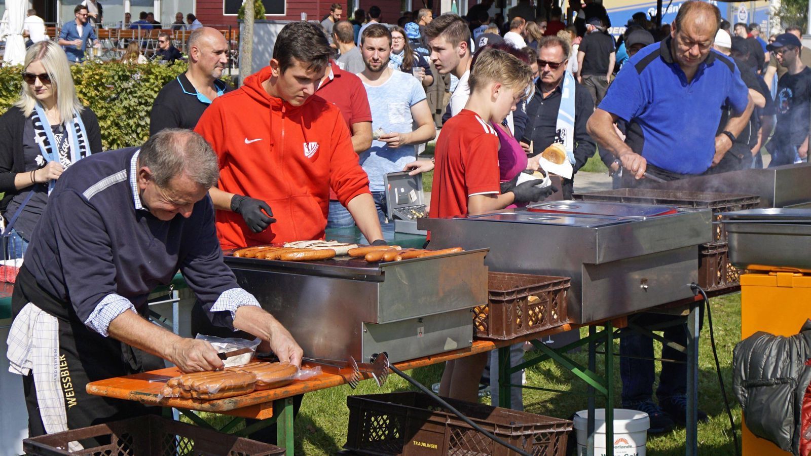 
                <strong>Vorgebratene Stadionwurst</strong><br>
                Beim TuS Erndtebrück überlässt man nichts dem Zufall. Die Stadionwurst zum Pokal-Kracher gegen den Hamburger SV? Klar, die gehören dazu. Und werden deshalb im Vorfeld schon angegrillt. "5000 bis 6000 Würstchen werden vorgebraten. Es wird den ganzen Tag gebrutzelt", sagte Fußball-Chef Dirk Beitzel, Bis zum Spieltag werden die Würstchen dann gekühlt und rund um das Spielauf Holzkohle-Grills auf Temperatur gebracht.
              