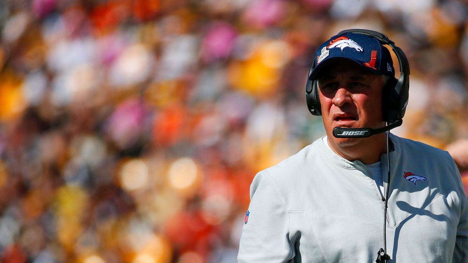 
                <strong>Umstrittener Head Coach</strong><br>
                Ein Problem scheint auch Vic Fangio selbst zu sein. Seit seinem Amtsantritt 2019 ist keine Entwicklung bei der stolzen Franchise aus Colorado erkennbar. Die Broncos sind irrelevant geworden, auch in dieser Saison scheinen die Playoffs unerreichbar. Die Verantwortung dafür muss Fangio übernehmen, der eine Bilanz von 15-24 bei den Broncos aufweist. "Am besorgniserregendsten ist, dass es uns in diesem Spiel an Grundlagen mangelte, vor allem in der Defensive. Und das ist dann schlechtes Coaching", gestand der 63-Jährige nach der Pleite gegen die Browns. Nicht wenige Fans fordern den Rauswurf Fangios. Allerdings ist dies nicht so einfach…
              