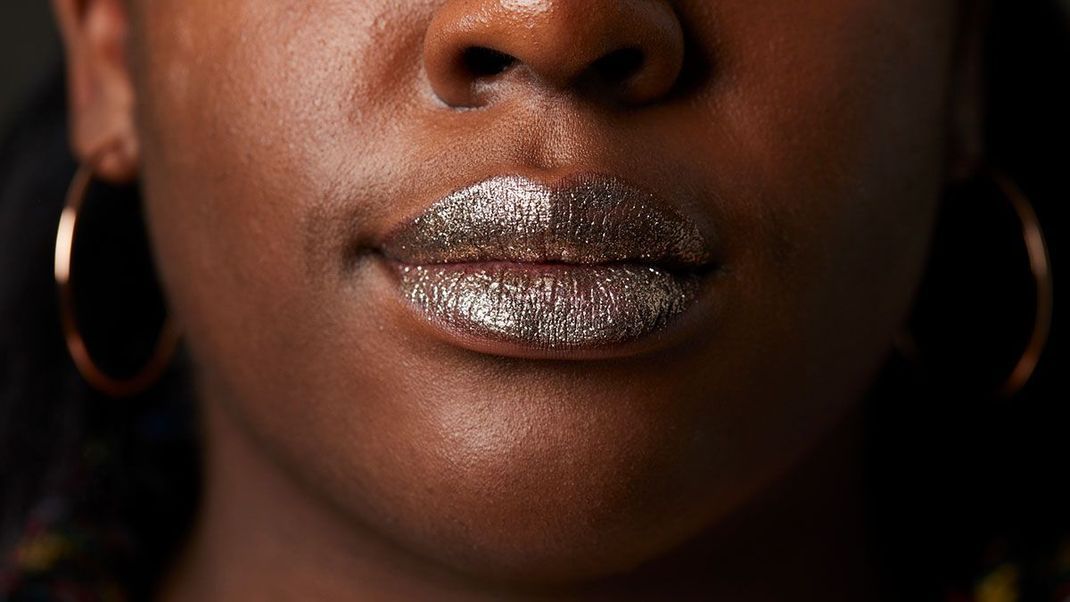 Maximaler Glam-Effekt mit Glitter-Lips! Wir verraten euch die Schmink-Hacks zum Look.