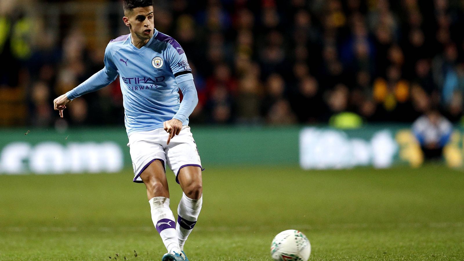 
                <strong>Joao Cancelo (Manchester City) </strong><br>
                Der Rechtsverteidiger vom englischen Meister ist schon länger Thema in der bayrischen Landeshauptstadt. Der 25 Jahre alte Portugiese könnte die gewünschte Verstärkung auf der rechten Abwehrseite sein. Laut "tz" sollen die Bayern zunächst eine Leihe anstreben, die "Skyblues" hingegen sollen einen direkten Verkauf des Rechtsverteidigers bevorzugen. Der Portugiese würde Flick mehr Optionen bezüglich Joshua Kimmich und Benjamin Pavard bieten, die dann verstärkt im Mittelfeld bzw. der Innenverteidigung spielen könnten. Erst im Sommer 2019 holte Pep Guardiola Cancelo für satte 65 Millionen Euro auf die Insel. Mit dem FC Valencia soll Bayern zudem einen Konkurrenten im Werben um Cancelo haben. Der Deal wird letztlich wohl von den Transfer-Modalitäten abhängen.
              