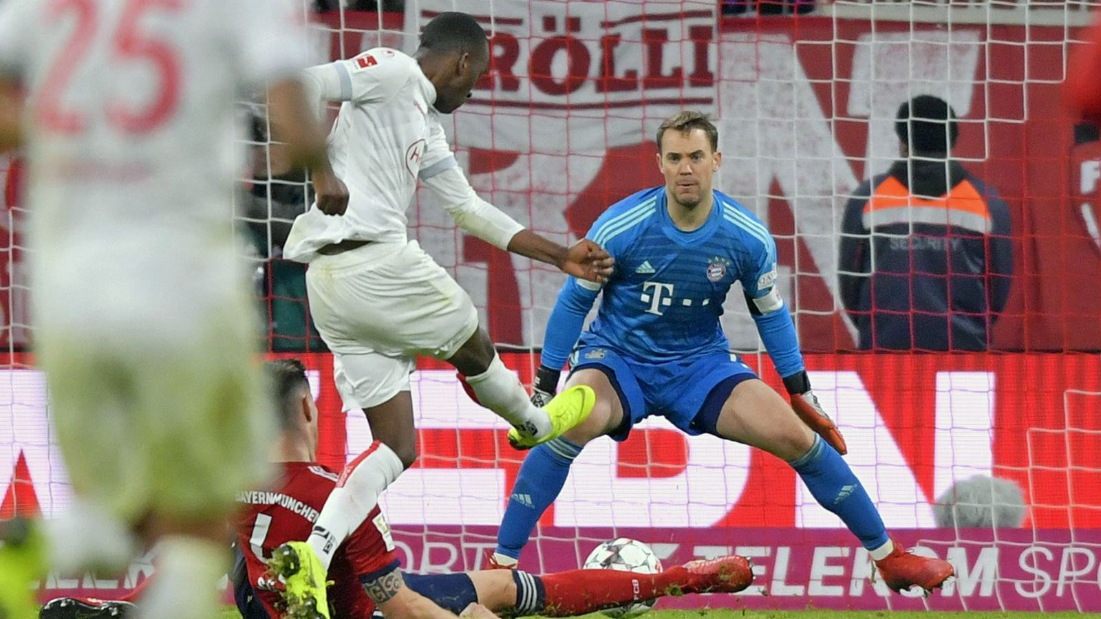 
                <strong>Dreierpack gegen den FC Bayern München</strong><br>
                Im weiteren Saisonverlauf wurde der Leihspieler zuletzt immer mehr vom anfänglichen Joker zur Stammkraft bei Fortuna Düsseldof - und in München zum großen Helden. Mit drei Treffern sorgte Lukebakio quasi im Alleingang für den doch überraschenden Punktgewinn beim 3:3-Unentschieden in der Allianz Arena und schockte die Bayern damit bis ins Mark. Nach 17 Jahren ist der Belgier der erste Spieler, dem wieder drei Treffer in einem Auswärtsspiel beim FC Bayern gelangen. Zuletzt gelang das noch Schalke-Legende Ebbe Sand.
              