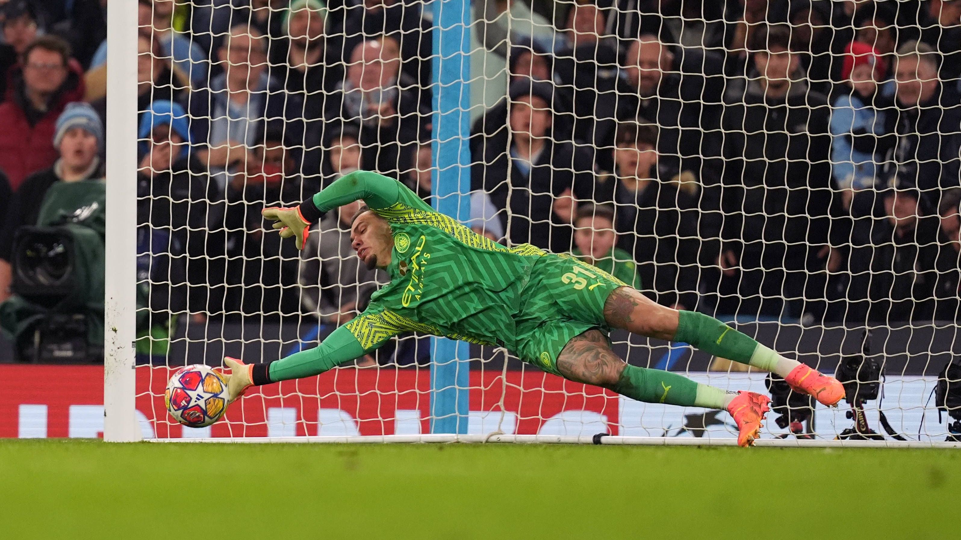 <strong>Platz 10 - geteilt: Ederson (Manchester City) - 32</strong><br>Der Brasilianer im Tor von Manchester City hat mit ter Stegen einiges gemeinsam. Beide blieben in der Champions League 32 Mal zu null, gewannen einmal den Henkelpokal, sind im diesjährigen Viertelfinale ausgeschieden und mussten bei großen Turnieren der Nationalmannschaft stets die Bank hüten. Es gibt also noch Luft nach oben für Ederson.&nbsp;