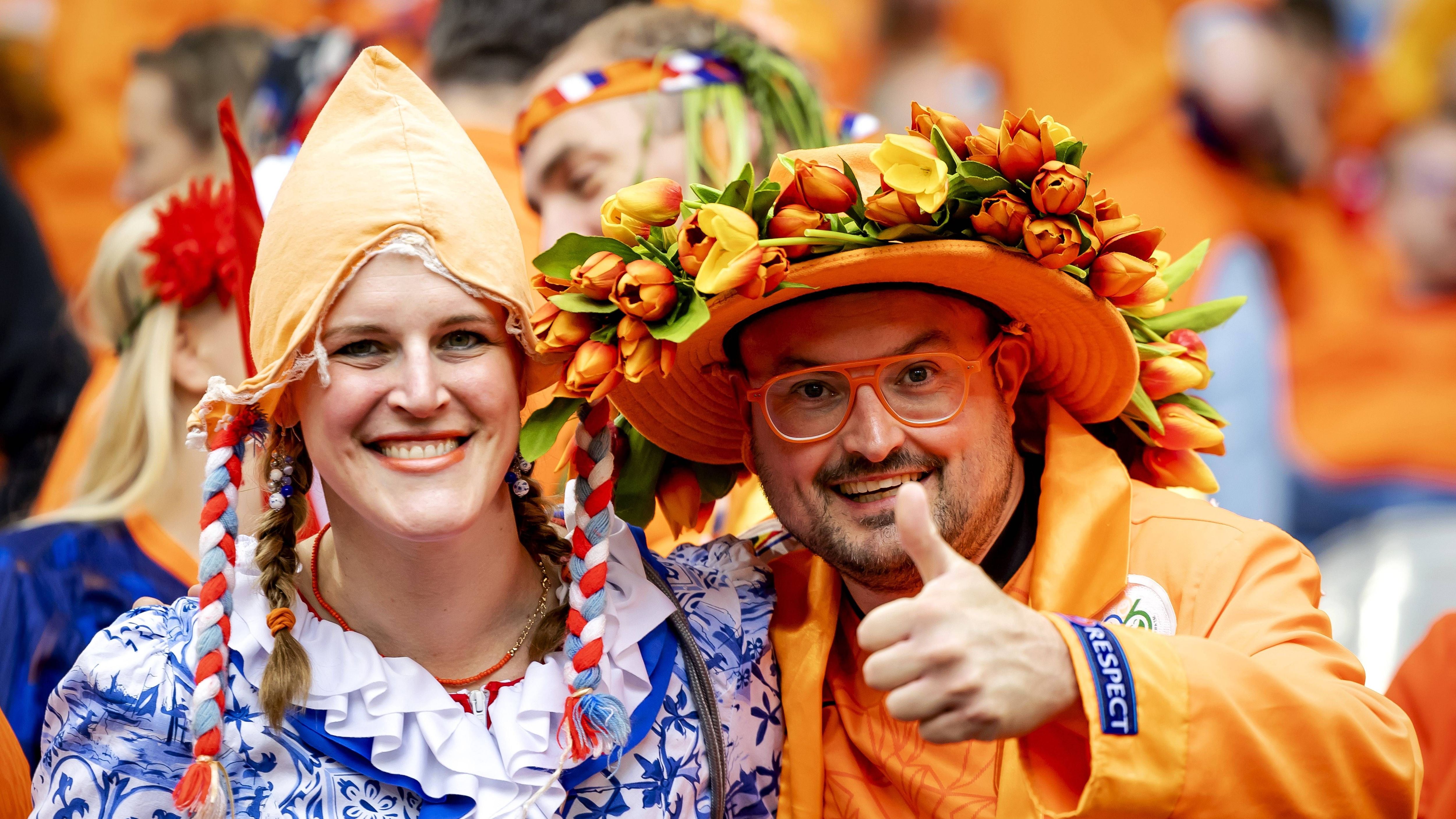 <strong>Fans begeistert</strong><br>Die Elftal hatte knapp 70 Prozent Ballbesitz. "Frau Antje" scheints zu taugen.