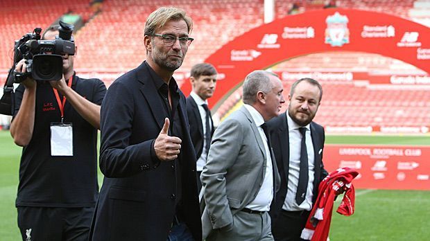 
                <strong>Platz 4: Jürgen Klopp (FC Liverpool)</strong><br>
                Platz 4: Jürgen Klopp (FC Liverpool). Der erste deutsche Teammanager bei den "Reds" ist schon vor seinem ersten Spiel in der Premier League ein Gewinner. Die Engländer liegen ihm zu Füßen und allein in den nächsten zwölf Monaten fließen 9,5 Millionen Euro auf sein Konto. Wie würden die Briten sagen? Well done, Jurgen!
              