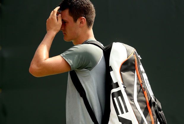 
                <strong>Das kürzestes Match (Herren)</strong><br>
                Bernard Tomic kann es nicht fassen. In gerade einmal 28 Minuten fegt ihn der Finne Jarkko Nieminen beim ATP-Turnier in Miami vom Court. Dabei konnte der Australier beim 0:6, 1:6 sogar noch ein Spielgewinn erzielen und "Zeit schinden".
              