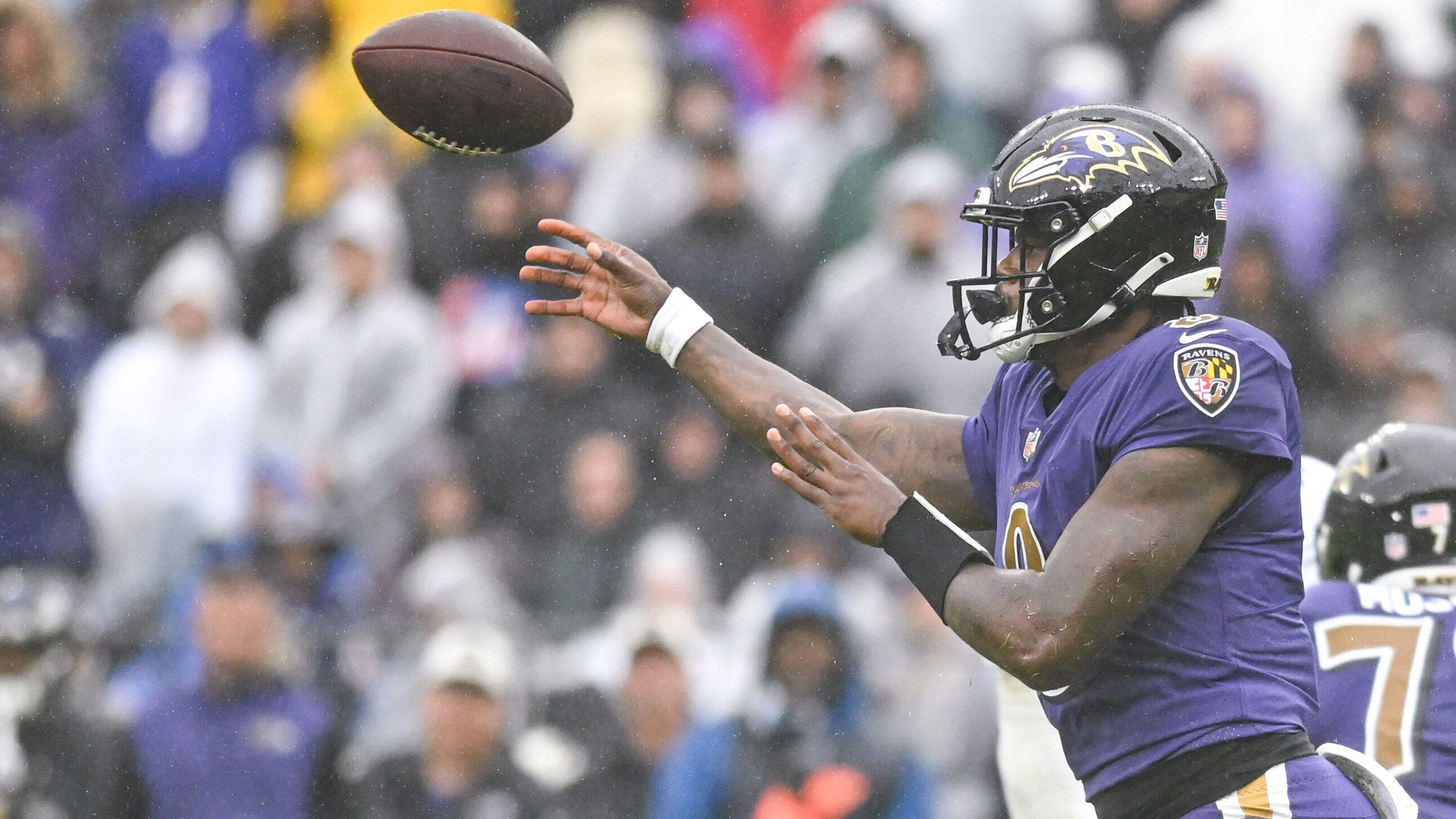 
                <strong>Minnesota Vikings</strong><br>
                Trägt Jackson auch in der kommenden Saison die Farbe Lila? Kirk Cousins ist der Platzhirsch bei den Vikings, aber auch dort wird man sicherlich ganz Ohr sein, wenn ein Lamar Jackson auf dem Markt ist. Zumal Cousins schon 34 ist - wenn die Vikings ihren Status als jährlicher Playoff-Contender auch in Zukunft behalten möchten, sollten sie über den Quarterback der Ravens nachdenken.
              