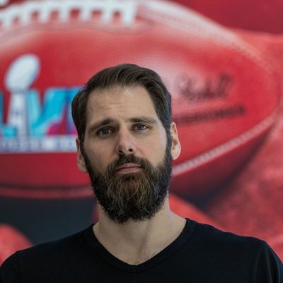 Super-Bowl-Champion Sebastian Vollmer schaut in die Kamera.