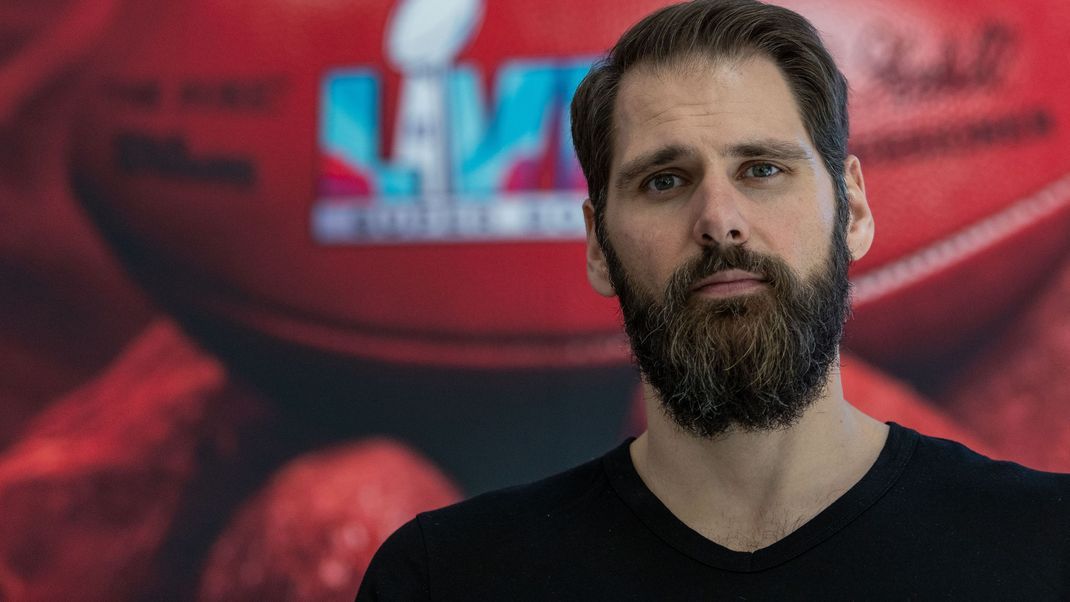 Super-Bowl-Champion Sebastian Vollmer schaut in die Kamera.