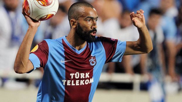 
                <strong>Jose Bosingwa</strong><br>
                Jose Bosingwa: Neben Ex-Weltfußballer Ronaldinho ist mit dem Portugiesen noch ein hochdekorierter Profi sofort zu haben. Er gewann mit Porto bzw. Chelsea unter anderem zwei Mal die Champions League. Einziges Problem: Der Abwehrspieler laboriert an einem Meniskusriss und wird deshalb noch für den Rest der Saison ausfallen. Zuletzt spielte der 33-Jährige für Trabzonspor in der Türkei.
              