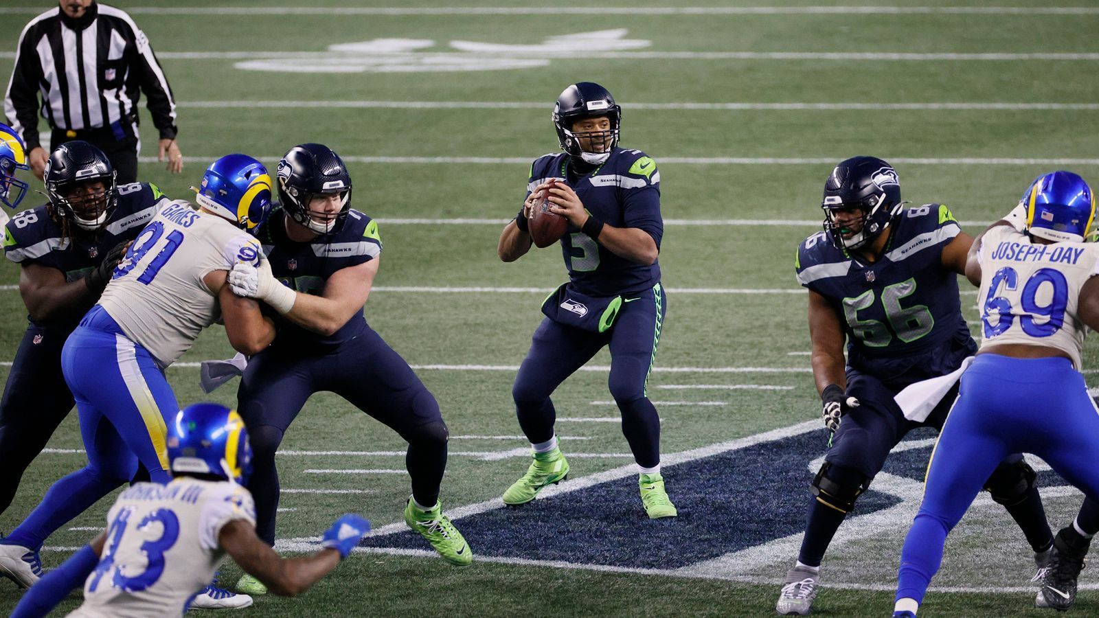 
                <strong>Seattle Seahawks - Kann die O-Line Russell Wilson beruhigen? </strong><br>
                Das vergangene Jahr verlief nicht unbedingt harmonisch zwischen Russell Wilson und den Seattle Seahawks. Es gab Gerüchte, Wilson wolle die Franchise verlassen, die anschließend zurückgewiesen wurden. Als sicher gilt, dass Wilson unzufrieden mit seiner Offensive-Line war. Er habe es satt, getackled zu werden und es müssten Wege gefunden werden, das zu verhindern. Ob die Line 2021 tatsächlich besser geworden ist und Wilson weniger Angst vor Sacks haben muss, darf vorsichtig angezweifelt werden. Geht das Drama in der Offseason 2022 weiter? 
              