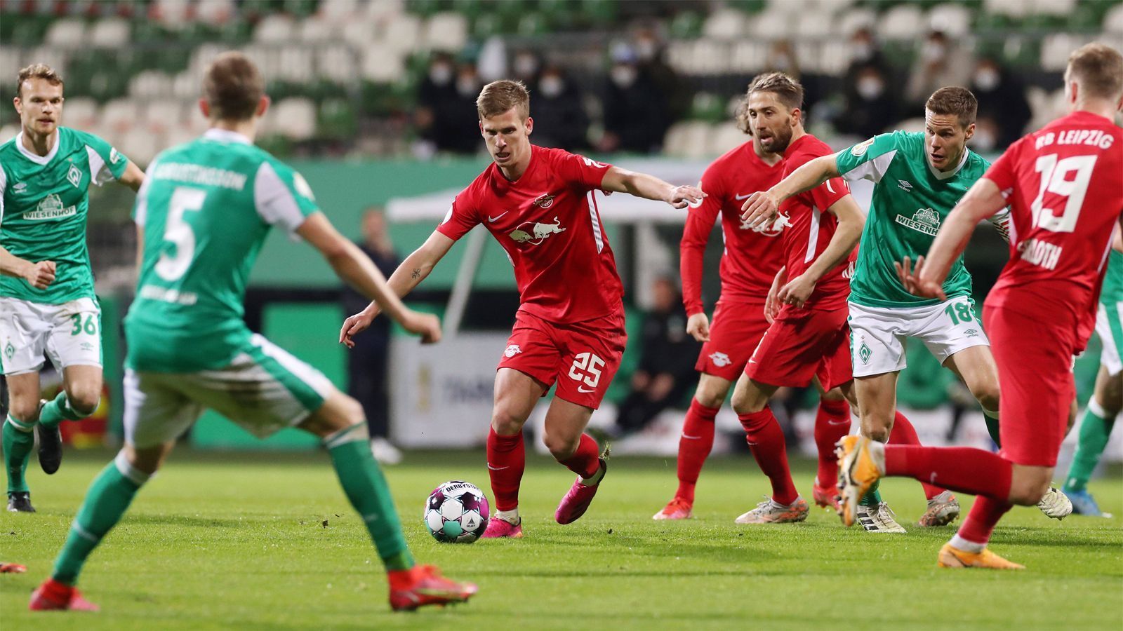 
                <strong>Bremer Kräfte schwinden </strong><br>
                An Einsatzwille mangelt es auch im zweiten Durchgang nicht. Doch je länger das Spiel dauert, desto besser wird Leipzig. Werder geht es ordentlich an die Substanz, mehrfach rettet der Pfosten. Doch anders als in den vergangenen Wochen hat Bremen an diesem Abend auch lange Zeit das nötige Glück. 
              