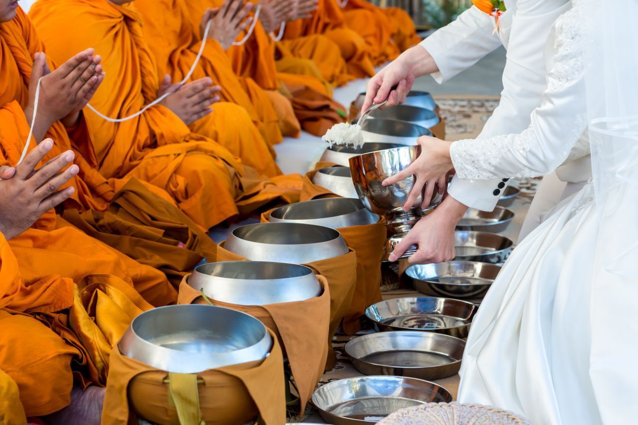 In Thailand beginnt eine traditionelle Hochzeit mit der Segnung des Brautpaares durch Mönche. Oft findet die buddhistische Zeremonie in einem Tempel statt, man kann sie aber auch zuhause oder an einem anderen Ort abhalten. Braut und Bräutigam knien dabei auf dem Boden, während die vor ihnen sitzenden Mönche singen, beten und eine "heilige Schnur" in den Händen halten, die sie mit dem Paar verbindet. Zudem brennt eine Kerze in