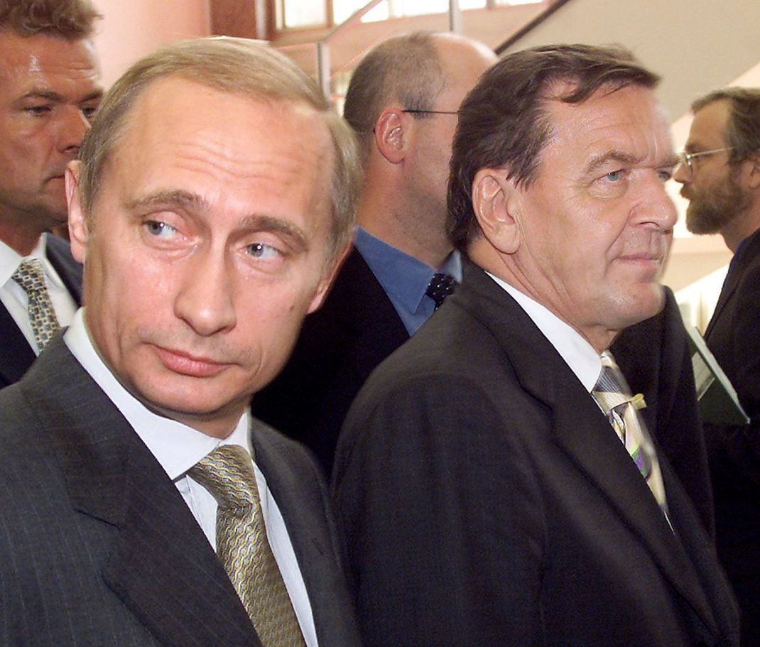 Im Jahr 2000 besuchte der russische Präsident Wladimir Putin Deutschland und Bundeskanzler Gerhard Schröder (rechts).