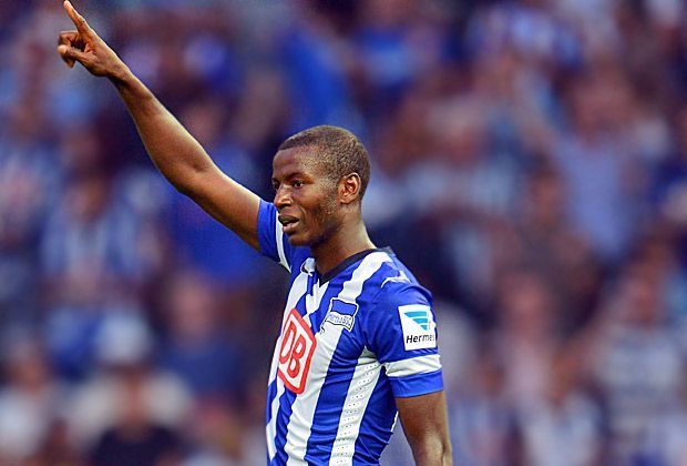 
                <strong>Platz drei: Adrian Ramos - 16 Tore</strong><br>
                Am Samstag wird Adrian Ramos verabschiedet - der Kolumbianer verlässt Hertha BSC und wechselt zu Borussia Dortmund. Ausgerechnet gegen seinen zukünftigen Arbeitgeber will der Kolumbianer nun nochmal treffen und sich so noch die Kanone sichern.
              