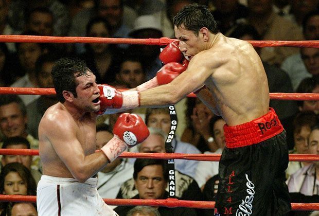 
                <strong>Felix Sturm vs. Oscar de la Hoya</strong><br>
                Am 5. Juni 2004 trat der bis dato ungeschlagene Felix Sturm im MGM Grand in Las Vegas gegen "The Golden Boy" Oscar de la Hoya an, welcher wiederrum einen Sieg benötigte, um den erhofften Kampf gegen Bernard Hopkins zu bekommen.
              