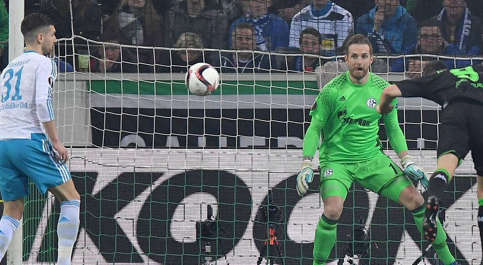 
                <strong>Ralf Fährmann (FC Schalke 04)</strong><br>
                Ralf Fährmann: Der Schalker Keeper ist beim abgefälschten 0:1 machtlos. Steht bei Dahouds Schuss einen Tick zu weit vorne. Insgesamt ist Fährmann aber der gewohnt sichere Rückhalt. ran-Note: 3
              