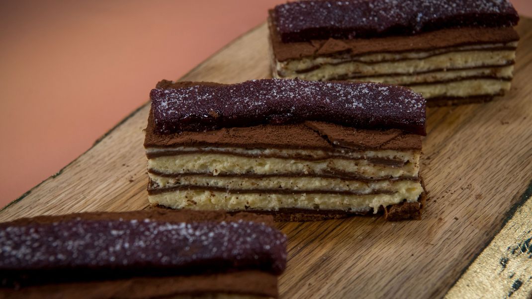 Schoko-Crêpes auf Nougat-Knusperboden mit weißer Schwarzwald-Mousse und Pâte de fruits