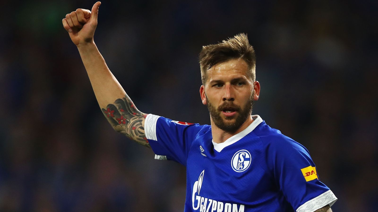 
                <strong>Guido Burgstaller (FC Schalke 04)</strong><br>
                Auch er läuft und arbeitet sehr viel, ist engagiert und agiert ebenfalls aus zurückgezogener Position. Setzt aber offensiv kaum Akzente, kommt fast nur über den Kampf. Dabei aber immerhin vorbildlich. ran-Note: 4
              