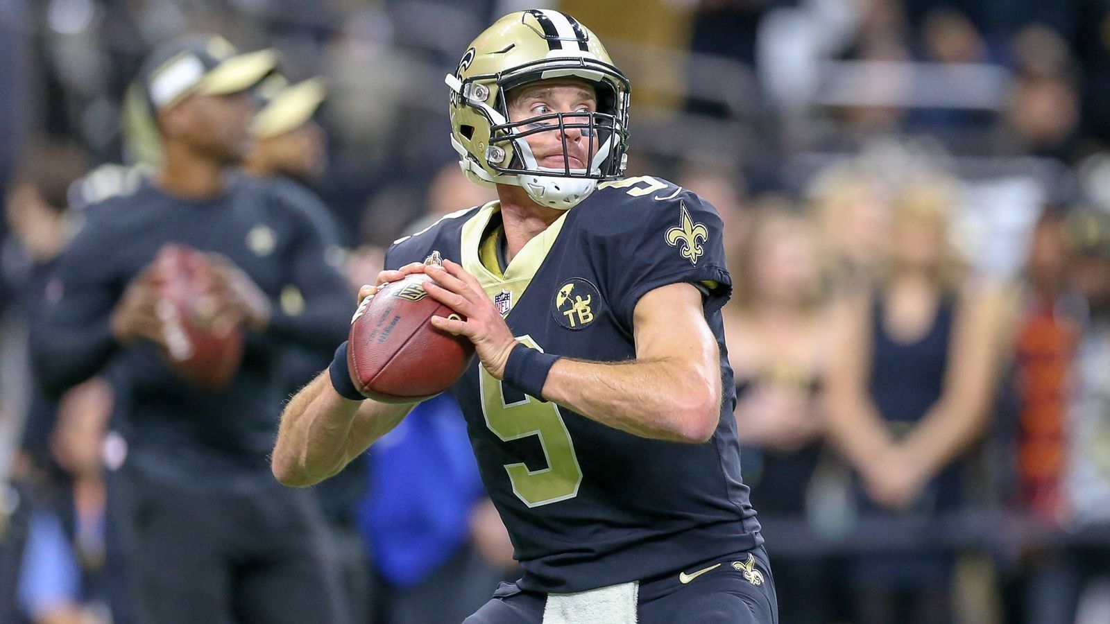 
                <strong>Conference Championship Games: Brees wirft TD-Pässe für 15 Empfänger</strong><br>
                Drew Brees hat im  NFC-Championship-Game gegen die Los Angeles Rams eine neue Bestmarke aufgestellt. Indem der Quarterback der New Orleans Saints Touchdown-Pässe auf Taysom Hill und Garrett Griffin warf, hat der 40-Jährige in der laufenden Saison 15 verschiedene Passempfänger mit einem Touchdown-Pass bedient.
              