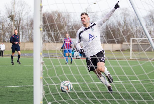 
                <strong>Platz 3: Jevgeni Kabajev (Sillamäe Kalev/Persija Jakarta)</strong><br>
                Auch Jevgeni Kabajev feuert aus allen Rohren. Der russische Stürmer trifft zunächst für Sillamäe Kalev (Estland) und wechselt später zu Persija Jakarta (Indonesien). Seinen Torhunger hat er behalten:  In 39 Pflichtspielen gelingen ihm 38 Tore - eine Quote von 0,97.
              