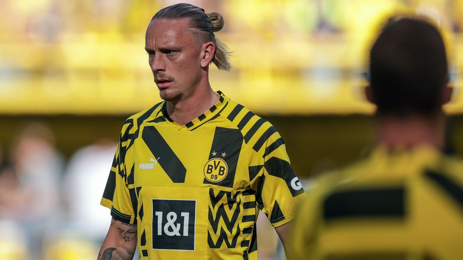 
                <strong>Marius Wolf (Bürgschaft platzen lassen)</strong><br>
                Nachdem BVB-Star Marius Wolf als Bürge für eine Freundin einsprang, hat er Ärger mit dem Landgericht Hagen. Der Fußball-Profi half dieser Freundin mit einer Bürgschaft in Höhe von 180.000 Euro, einen Kontokorrentkredit zu erhalten, wie die "Ruhr Nachrichten" berichten. Wenig später platzte der Kredit und so wandte sich die Deutsche Bank an Wolf. Dieser weigerte sich, die Summe zurückzuzahlen, für die er zuvor bürgte. Daher ging der Fall an das Landesgericht Hagen. Dort wurde der Fußball-Profi dazu verurteilt, 175.000 Euro zu bezahlen. Sein Anwalt argumentierte vor dem Landgericht unter anderem damit, dass der Bürgschaftsvertrag wegen schlechter Beratung des Bankmitarbeiters unwirksam sei. Davon wollte das Gericht jedoch nichts wissen und verurteilte den BVB-Spieler zur Rückzahlung der Bürgschaft. Dagegen hat Wolf dem Bericht nach beim Oberlandesgericht in Hamm Berufung eingelegt. 
              