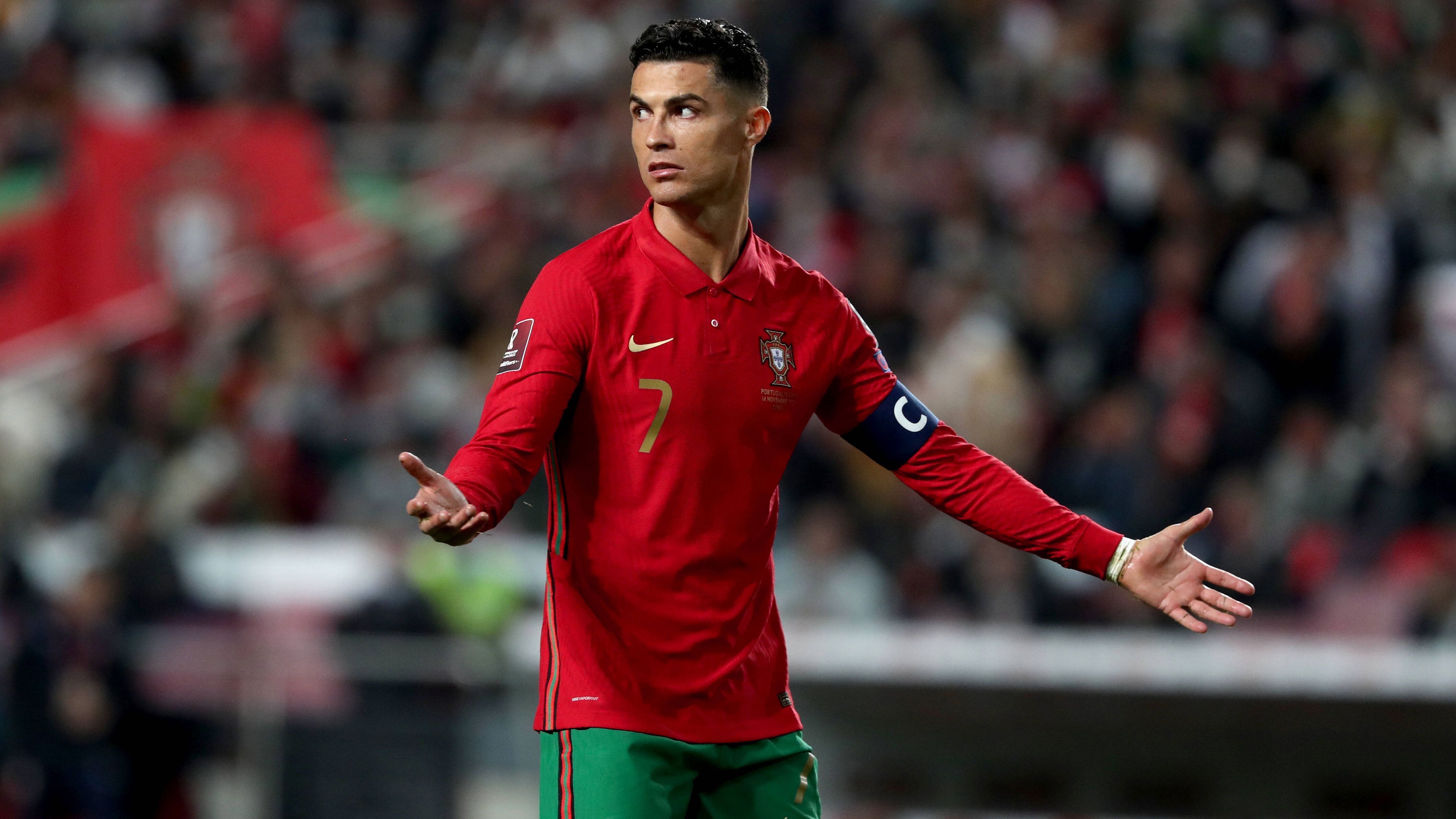 
                <strong>Cristiano Ronaldo (Portugal) </strong><br>
                Für die Portugiesen ging es am letzten Spieltag der WM-Quali in ein Endspiel gegen Serbien, das viel bitterer nicht hätte laufen können - zumindest, wenn man es mit CR7 und Co. hält. Nachdem Portugal in der zweiten Minute durch Renato Sanches in Führung gegangen war, glich Dusan Tadic für die Serben noch vor der Halbzeit aus. Ein Unentschieden hätte den Portugiesen für die Qualifikation gereicht. In der 90 Minute machten die Serben durch Mitrovic das 2:1 und ließen Ronaldos WM-Träume vorerst zerplatzen. Sollte CR7 es nicht nach Katar schaffen, wäre es die erste Weltmeisterschaft ohne den Superstar seit 2002. 
              