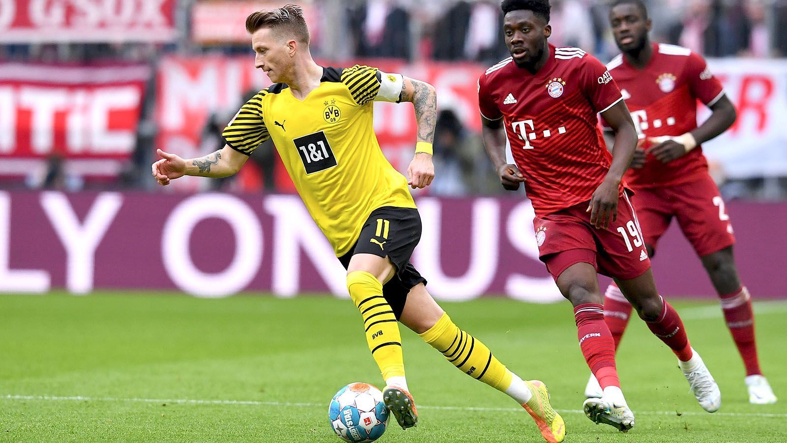 
                <strong>Marco Reus</strong><br>
                Der Kapitän beginnt ordentlich, fordert sofort den Ball und rochiert viel. Aber je mehr die Gastgeber im ersten Durchgang die Kontrolle übernehmen, desto weniger ist von Reus zu sehen. Der Pausentee scheint ihm aber zu munden. Kurz nach Wiederbeginn holt er aber clever einen Elfmeter gegen Kimmich heraus. Wenig später lässt sich der gebürtige Dortmunder zu weit raustreiben und scheitert aus spitzem Winkel an Neuer. Fortan ein Unruheherd. ran-Note: 4
              