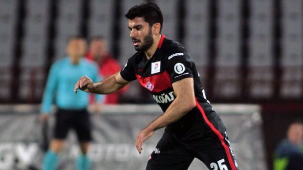 
                <strong>Russland - Serdar Tasci (Spartak Moskau)</strong><br>
                Russland - Serdar Tasci (Spartak Moskau): Einen Titel zum Abschied könnte sich der deutsche Ex-Nationalspieler in der russischen Metropole Moskau sichern. Denn Tascis Klub, Spartak Moskau, kann sich die Meisterschaft nur selbst vermasseln. Nach 25 von 30 Liga-Spielen hat Spartak sieben Punkte Vorsprung auf Titelverteidiger ZSKA Moskau. Am 30. April steht das direkte Duell mit dem härtesten Verfolger an. Verlieren Tasci und seine Kollegen das Spiel nicht, ist das Titelrennen so gut wie gelaufen. Für Tasci, dessen Vertrag nach vier Jahren ausläuft, könnte es zum Abschied der erste Meistertitel in Russland werden.
              