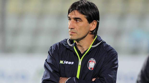 
                <strong>Crotone-Coach Ivan Juric</strong><br>
                Der Macher des Erfolgs ist Trainer Ivan Juric, der erst im Juni des vergangenen Jahres beim FC Crotone angestellt wurde. Der Kroate spielte in seiner aktiven Laufbahn auch für diesen Verein und führte ihn in seiner ersten Saison direkt zum Aufstieg. Noch im letzten Jahr stand der CFC auf einem Abstiegsplatz, rettete sich mit einem Punkt Vorsprung aber noch vor die Relegationsplätze.
              