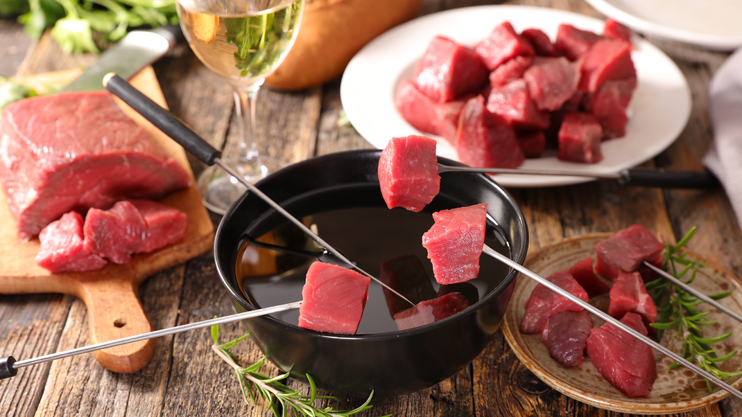 Was tun mit übrig gebliebenem Fondue-Fleisch? Mit unseren Rezept-Ideen kannst du schnell und einfach köstliche Gerichte zum Verwerten zaubern.