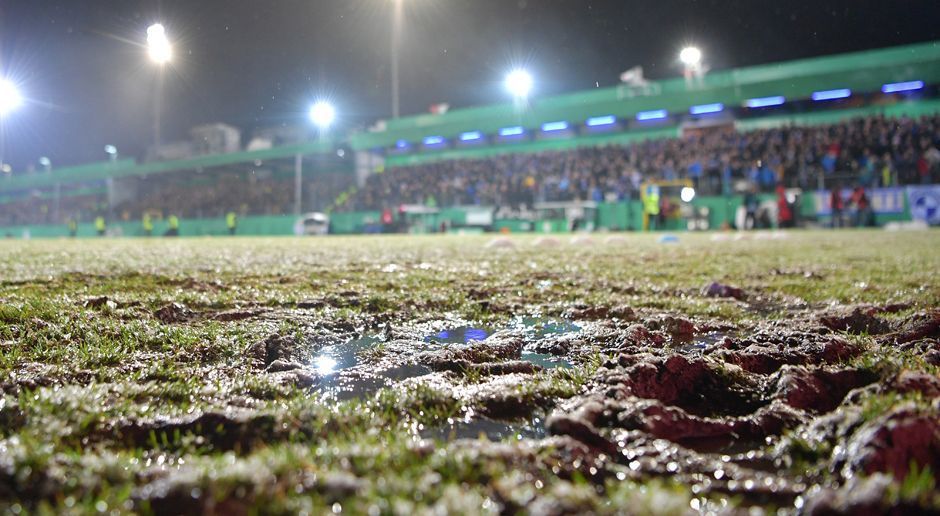 
                <strong>Schlechter Platz: DFB sagt Lotte vs. BVB ab</strong><br>
                Auf dem Feld bildeten sich regelrechte Schlammlöcher. Ein normales Fußballspiel wäre so undenkbar gewesen.
              