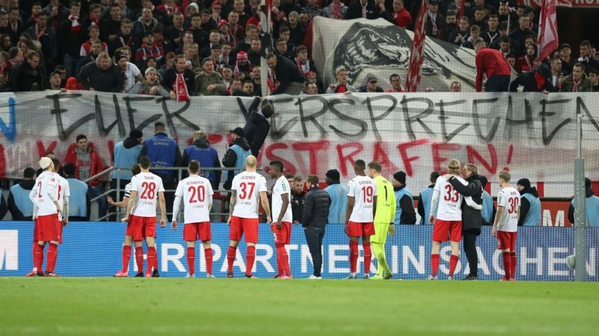 Auch beim Spiel in Köln wurden Schmähplakate gezeigt