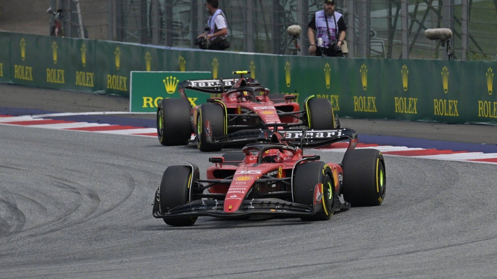 
                <strong>Gewinner: Charles Leclerc</strong><br>
                Charles Leclerc is back - zumindest so langsam. Mit Rang zwei landete der Monegasse endlich wieder einmal weit vorne. "Freitag und heute haben wir das Maximum herausgeholt. Es ist toll, wieder auf dem Podium zu stehen", freute er sich nach dem Rennen und zeigte sich von den Updates, die die Scuderia an den Start gebracht hatte, angetan. Zwar ist der Rückstand auf Verstappen nach wie vor immens, jedoch nicht mehr so groß wie noch vor einigen Wochen. Ferrari-Boss Frederic Vasseur freute sich in diesem Zuge über ein "starkes Wochenende". Einziges Manko bei der Scuderia: Durch die nachträgliche Bestrafung von neun Piloten wurde Carlos Sainz, der sich im Rennen tolle Duelle mit Red-Bull-Pilot Perez geliefert hatte, von Rang vier auf Platz sechs zurückgestuft.
              