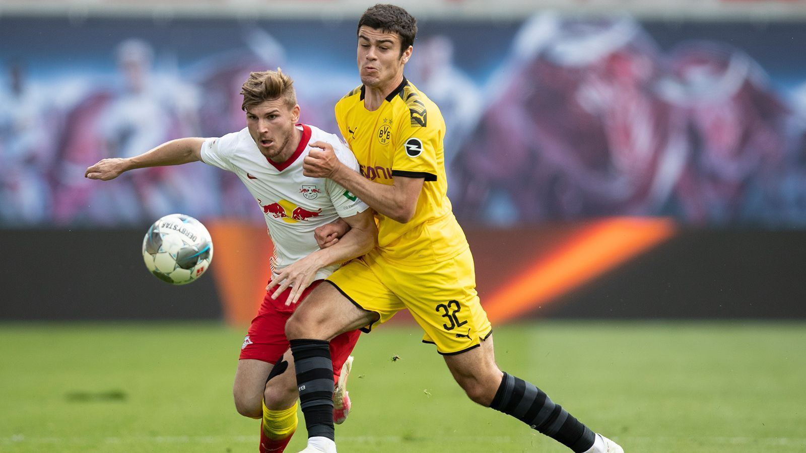 
                <strong>Giovanni Reyna (Borussia Dortmund)</strong><br>
                Im Vergleich zu Musiala ist Giovanni Reyna schon ein ganzes Stück weiter. Der 17-jährige Amerikaner, der ebenfalls im offensiven Mittelfeld zuhause ist, machte bereits 15 Bundesligaspiele, kam in der Champions League und im DFB-Pokal zum Einsatz. "Reyna ist der America Dream", lobte Erling Haaland kürzlich seinen zwei Jahre jüngeren Mitspieler. Giovannis Vater Claudio Reyna war US-Nationalspieler und spielte unter anderem für Bayer Leverkusen und den VfL Wolfsburg.
              