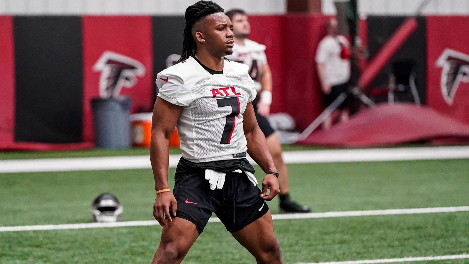
                <strong>8. Pick: Bijan Robinson (Atlanta Falcons)</strong><br>
                &#x2022; Rückennummer: 7<br>&#x2022; Position: Running Back<br>
              
