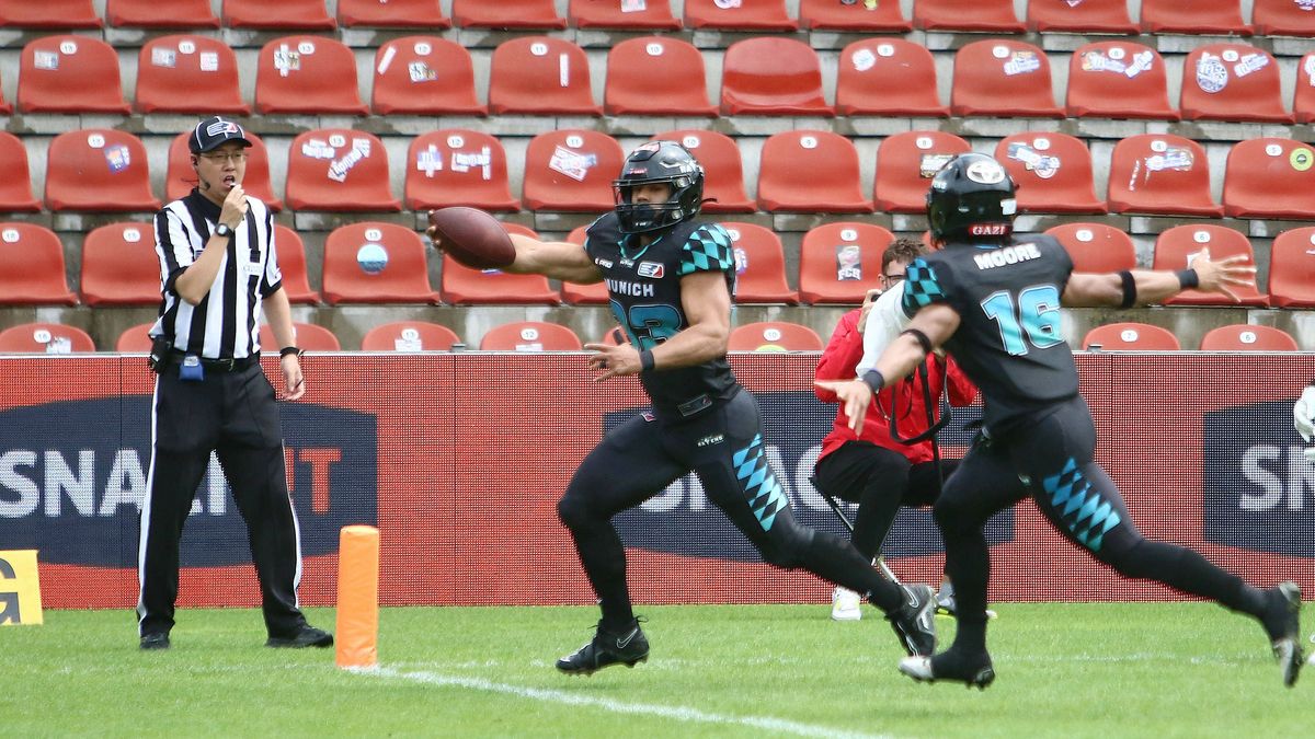 von links Justin RODNEY (Muenchen), Daniel SCHWEIGER (Muenchen), European League Football; Munich Ravens vs Wroclaw Panthersl, Unterhaching, Sportpark Unterhaching, 27.07.25 *** from left Justin RO...