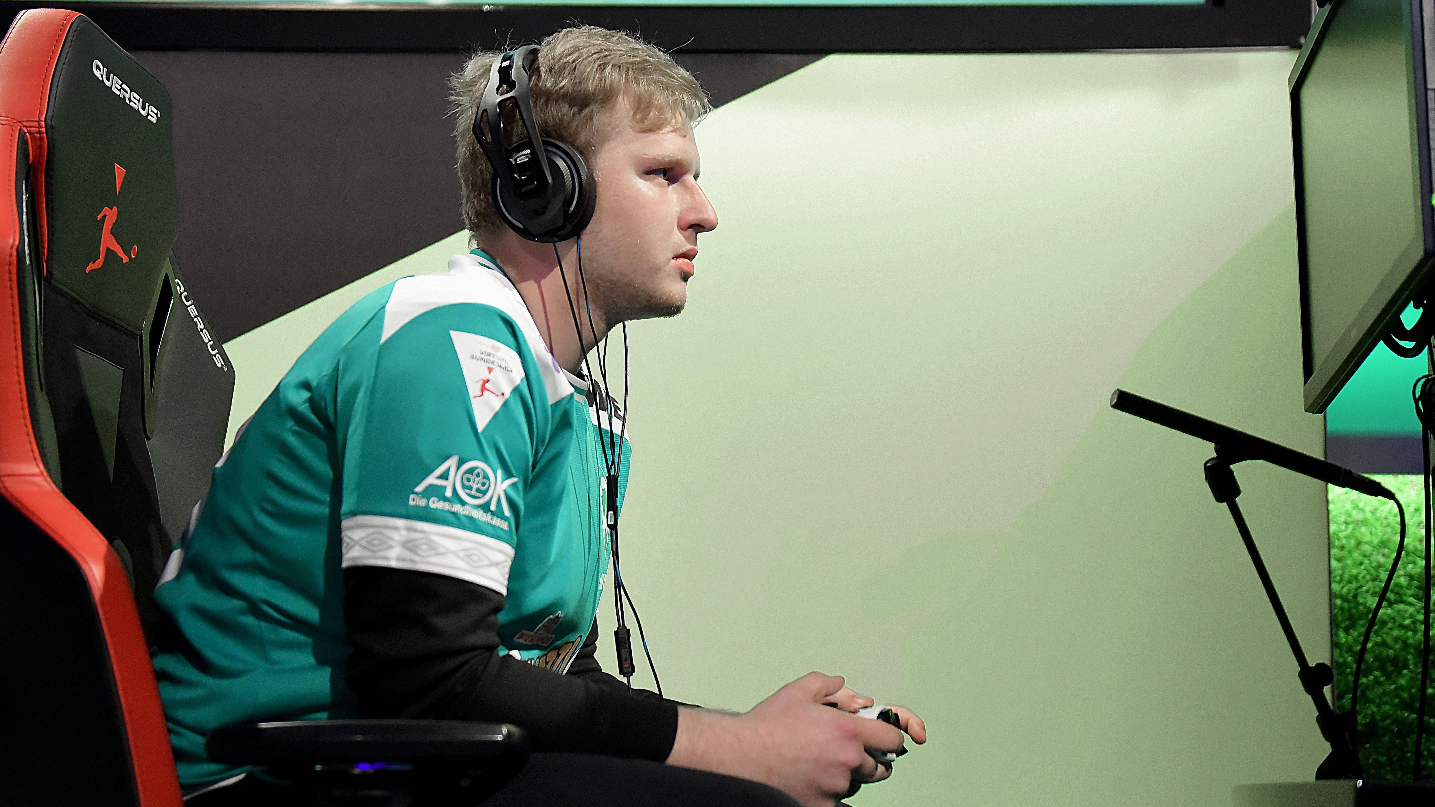 
                <strong>Michael "MegaBit" Bittner</strong><br>
                Mit seinen 22 Jahren ist Michael "MegaBit" Bittner schon fast einer der alten Hasen im deutschen Fifa-Zirkus. Zumindest ist der eSportler von Werder Bremen schon seit einigen Jahren präsent. Lange Zeit galt er auf der XBox als nahezu unbesiegbar, auch heute noch gehört Bittner zur absoluten Elite der deutschen Fifa-Szene. 
              