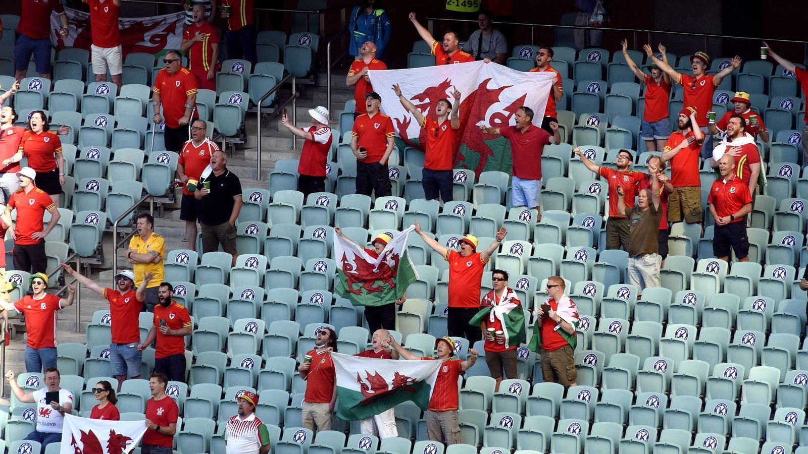 
                <strong>Wales</strong><br>
                &#x2022; <strong>Gruppe:</strong> A -<br>&#x2022; <strong>Team:</strong> Wales -<br>&#x2022; <strong>Spitznamen:</strong> "Y Dreigiau" bzw. "The Dragons", die Drachen, wegen des roten Drachens im Wappen.<br>
              