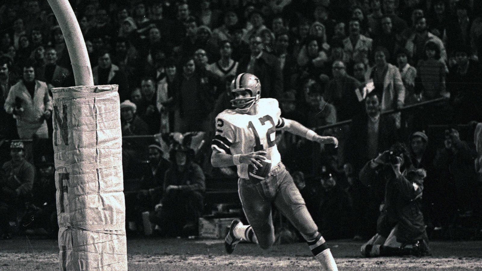 
                <strong>8. Roger Staubach</strong><br>
                Teams:  Dallas Cowboys (1969 bis 1979)Spiele: 131Passing Yards: 22.700Completion Percentage: 57,0Touchdowns: 153Interceptions: 109
              