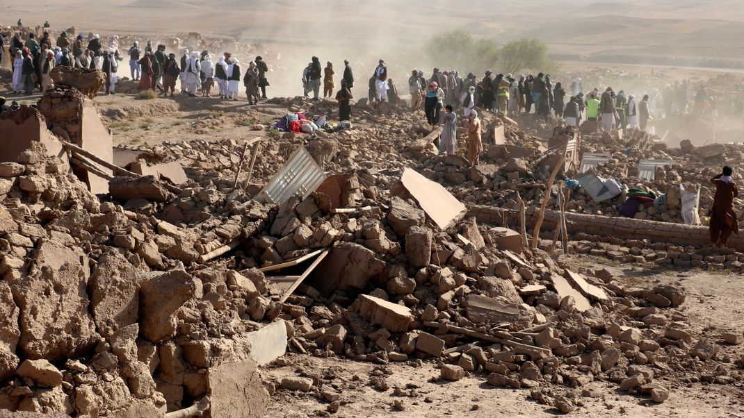Nach dem schweren Erdbeben in Afghanistan geht die Suche nach Überlebenden weiter, doch die Hoffnung schwindet.