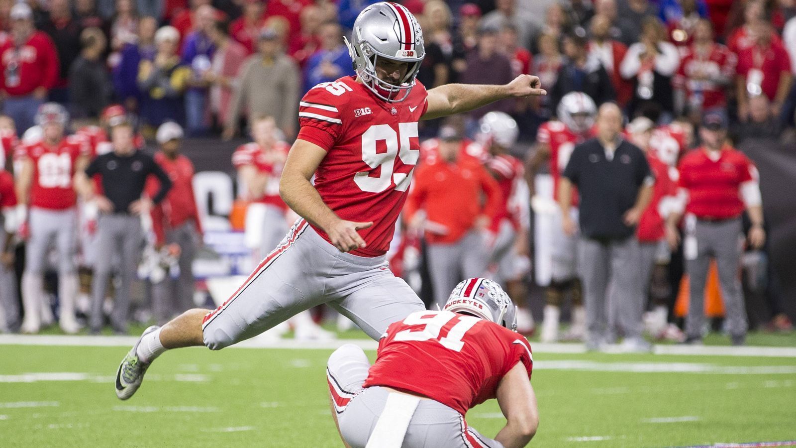 
                <strong>Kicker: Blake Haubeil (Ohio State)</strong><br>
                Blake Haubeil ist sehr treffsicher, verwandelte in vier College-Spielzeiten alle 146 Extrapunkt-Versuche und 80 Prozent seiner Field Goals. Schüsse aus langer Distanz musste er zwar nur selten von sich geben. Sein einziger Field-Goal-Versuch über 55 Yards war allerdings erfolgreich. Mit seiner Größe von 1,90 Meter und einem Gewicht von 104 Kilogramm ist er zudem ein guter Tackler. Dies könnte beim Kickoff wichtig sein.
              