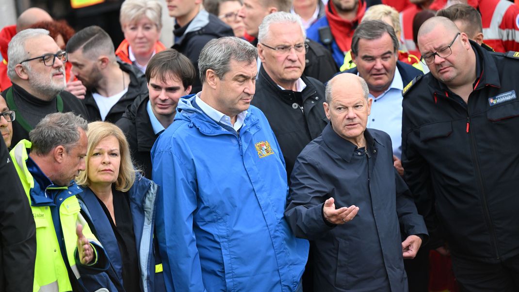 Bundeskanzler Olaf Scholz (vorne 2.v.r., SPD), Bayerns Ministerpräsident Markus Söder (vorne M, CSU), Bayerns Innenminister Joachim Herrmann (2. Reihe M, CSU), Bundesinnenministerin Nancy Faeser (vorne 2.v.l., SPD) stehen bei einer Ortsbesichtigung im vom Hochwasser betroffenen oberbayerischen Reichertshofen.&nbsp;